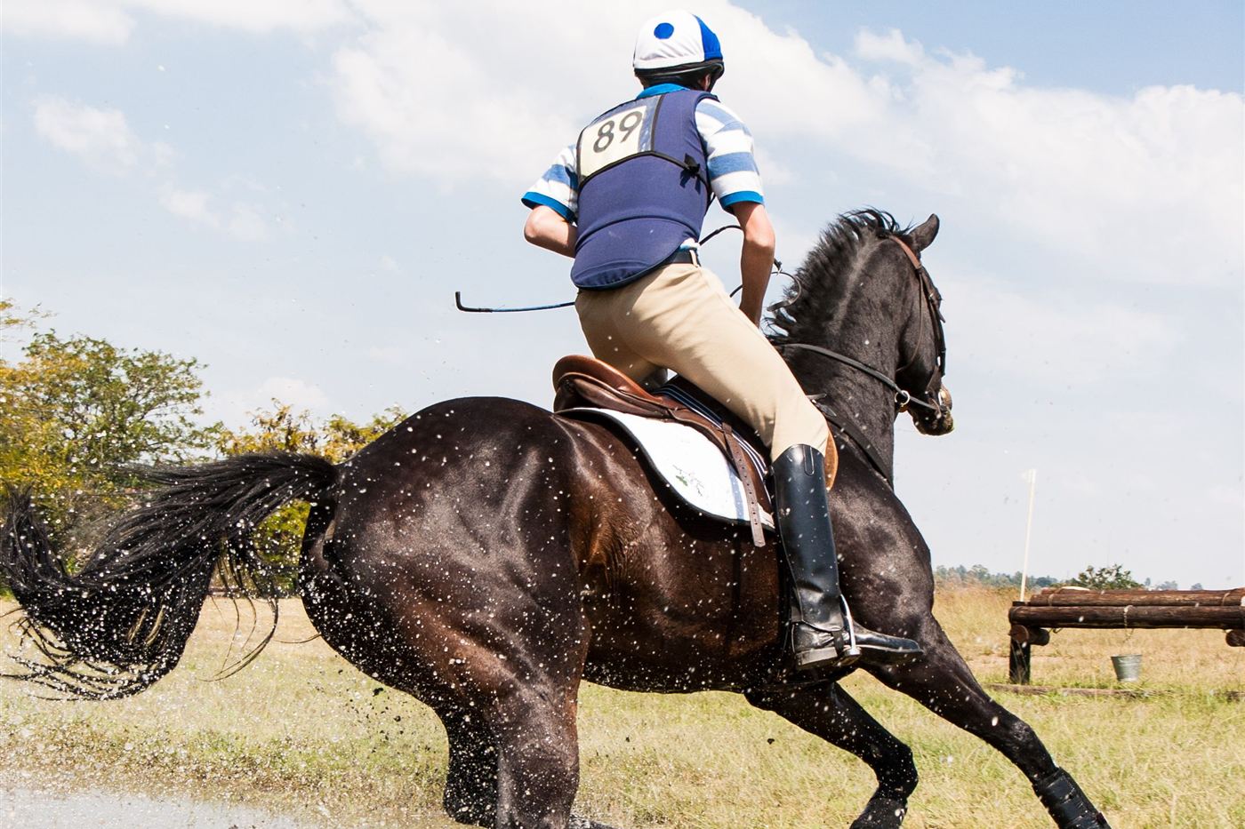 Cavalier à l’entraînement sur un parcours de cross